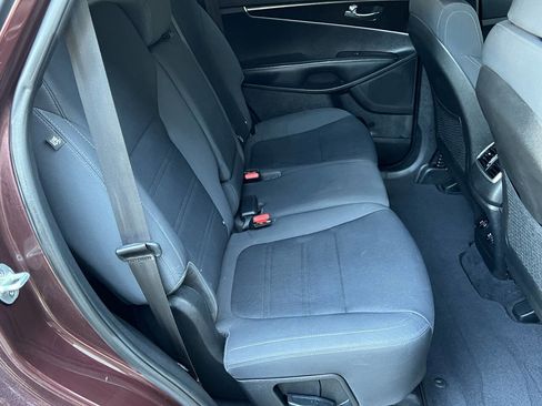 Used 2017 Kia Sorento LX w/ LX Convenience Package image 16