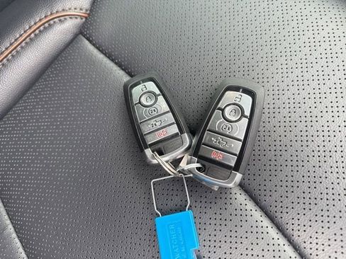 Used 2025 Ford F250 Lariat w/ Chrome Package image 9