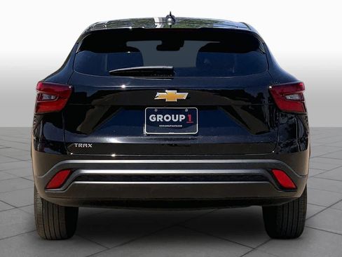 Used 2025 Chevrolet Trax LS FWD image 5