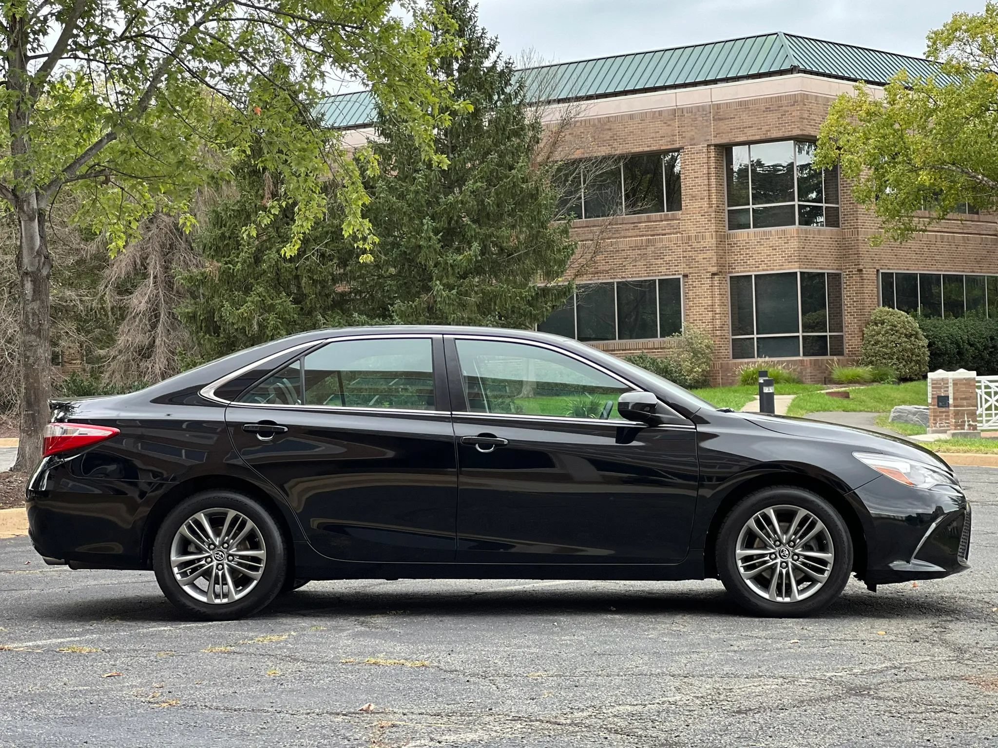 Used 2015 Toyota Camry SE FWD image 5