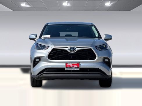 Used 2025 Toyota Highlander LE FWD image 6