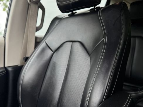 Used 2023 Chrysler Pacifica Touring-L FWD image 34