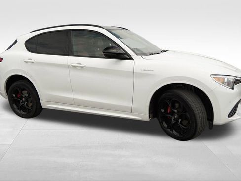 Used 2023 Alfa Romeo Stelvio Veloce image 3