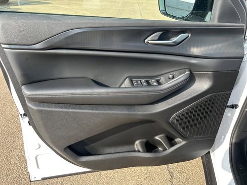 New 2024 Jeep Grand Cherokee Altitude image 9