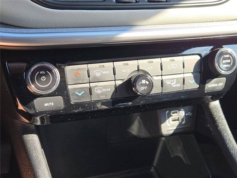 Used 2025 Jeep Compass Limited AWD/4WD image 30