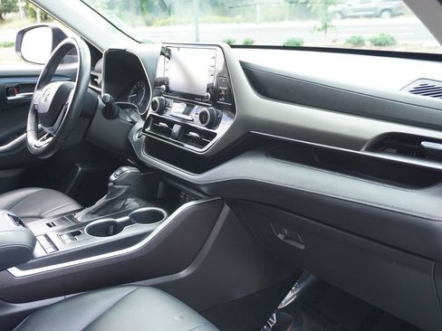 Used 2021 Toyota Highlander XLE FWD image 15