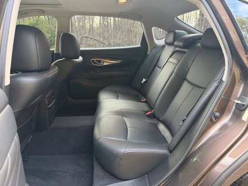 Used 2016 INFINITI Q70 L 3.7 RWD image 11