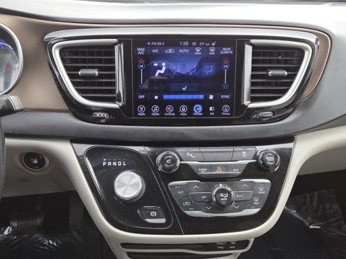 Used 2017 Chrysler Pacifica Touring-L w/ Tire & Wheel Group image 26