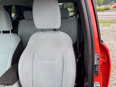 Used 2015 Jeep Renegade Latitude FWD image 21