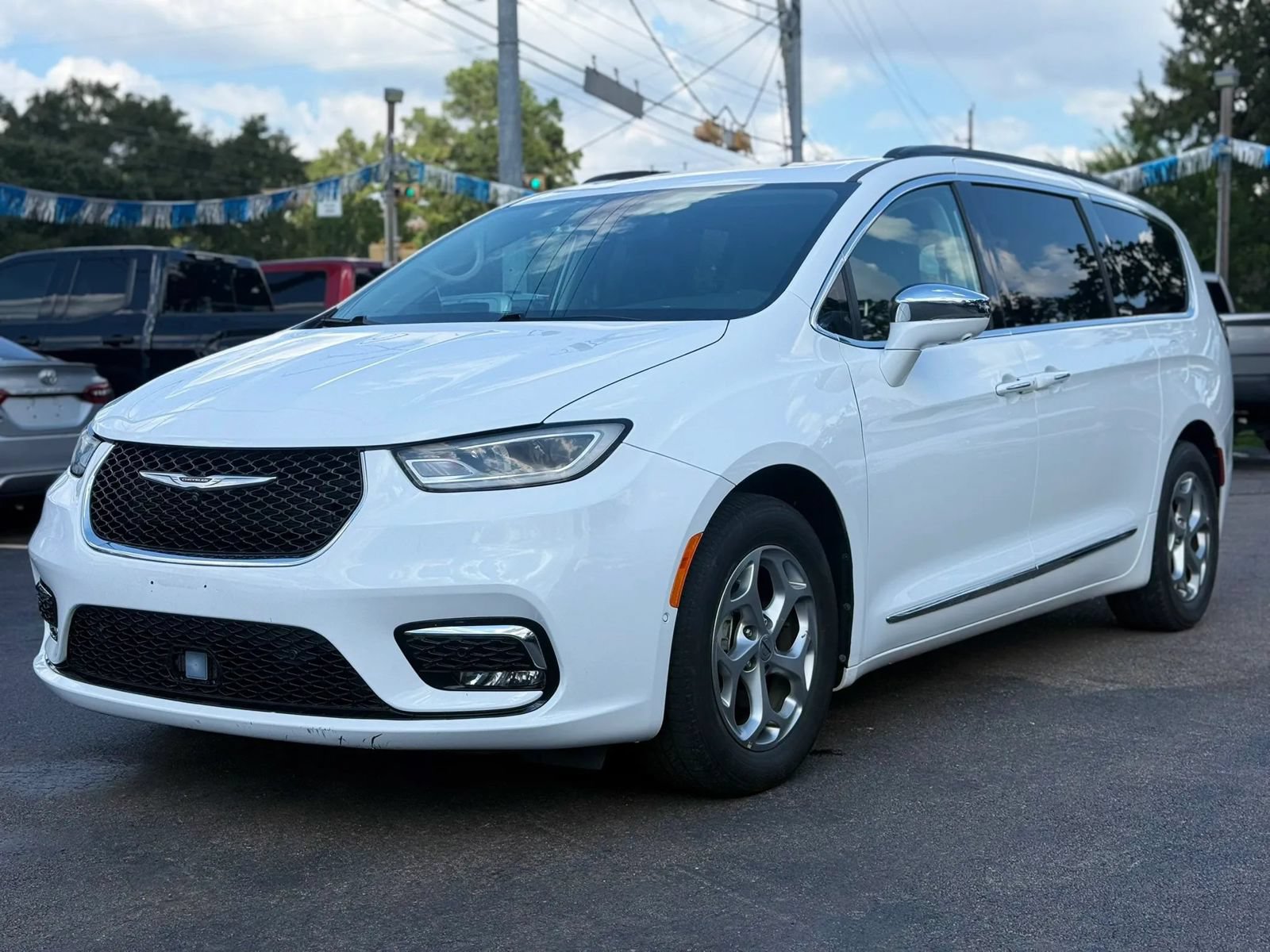 Used 2022 Chrysler Pacifica Limited FWD image 1