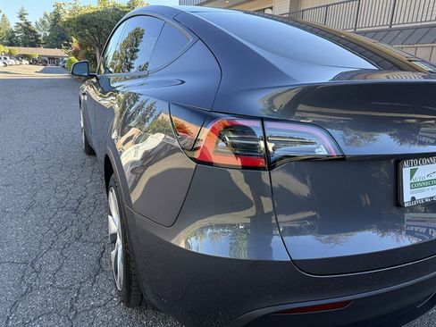 Used 2021 Tesla Model Y Long Range AWD/4WD image 32