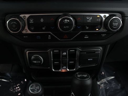 Used 2025 Jeep Wrangler Unlimited Sahara AWD/4WD image 6