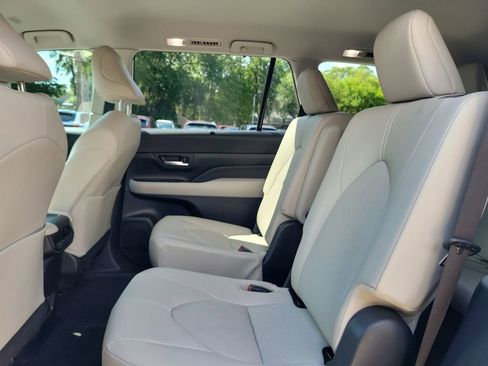 Used 2024 Toyota Grand Highlander AWD image 11