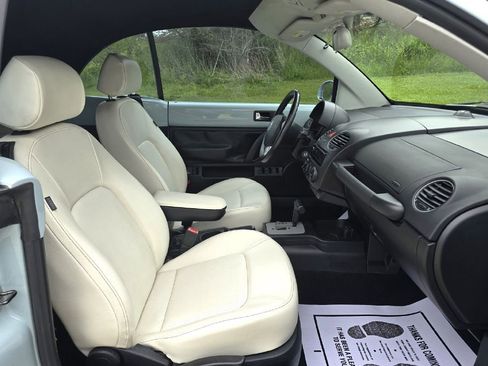 Used 2010 Volkswagen Beetle Final Edition FWD image 17