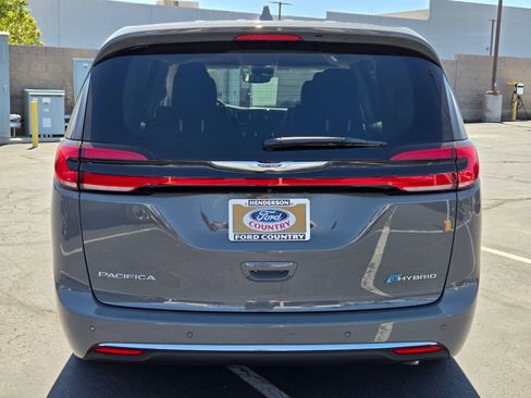 Used 2022 Chrysler Pacifica Touring-L w/ Uconnect Theater Family Group FWD image 5