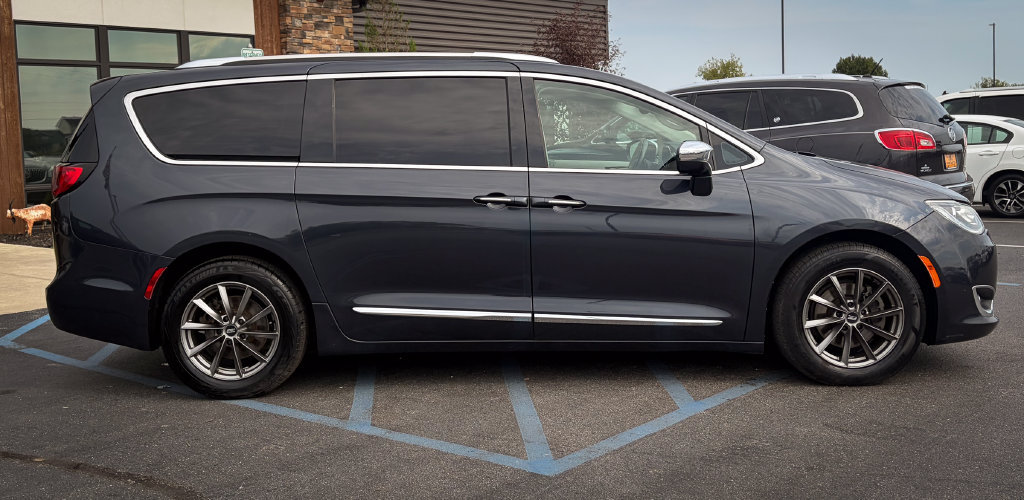 Used 2019 Chrysler Pacifica Limited w/ Tire & Wheel Group FWD image 35