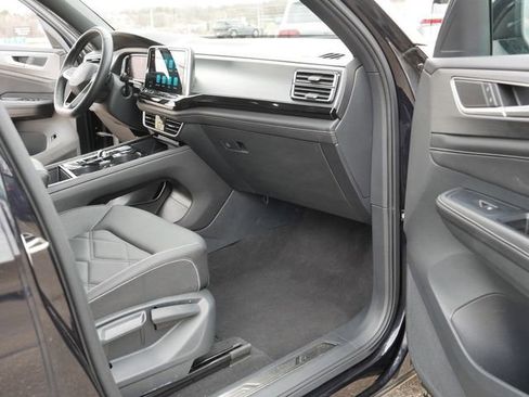 Certified 2025 Volkswagen Atlas Cross Sport SE FWD image 20