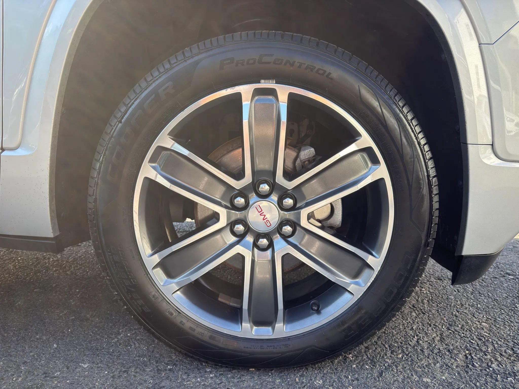 Used 2019 GMC Acadia Denali AWD/4WD image 9
