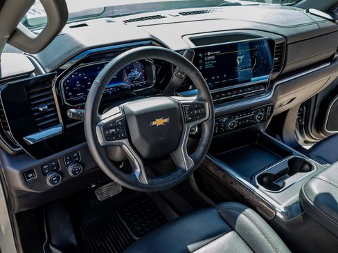 Used 2025 Chevrolet Silverado 2500 LTZ w/ LTZ Convenience Package image 16