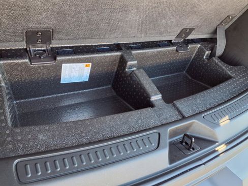 Used 2023 GMC Acadia SLT w/ LPO, Floor Liner Package FWD image 32