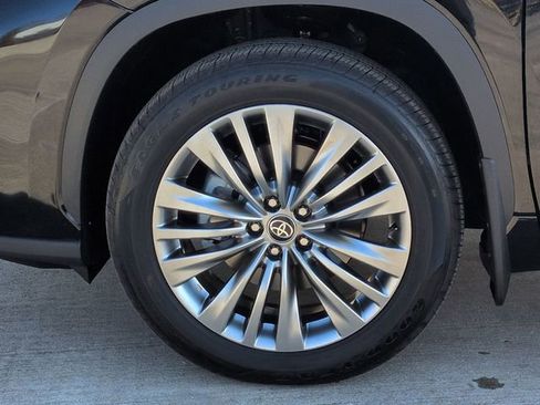 Used 2026 Toyota Highlander Platinum image 11
