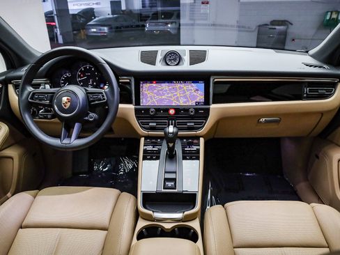 Used 2025 Porsche Macan image 16