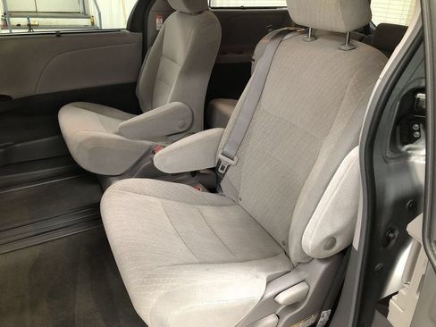 Used 2018 Toyota Sienna LE FWD image 19