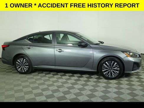 Used 2025 Nissan Altima 2.5 SV FWD image 2