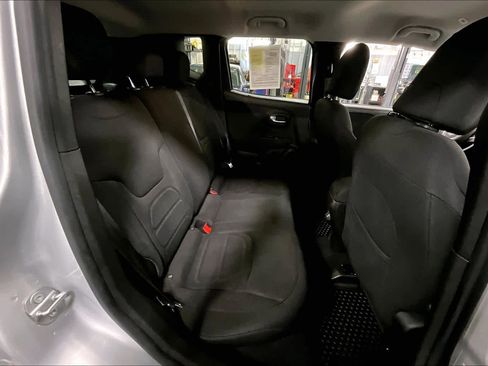 Used 2020 Jeep Renegade Latitude w/ Cold Weather Group image 18