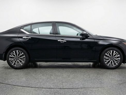 Used 2025 Nissan Altima 2.5 SV image 11