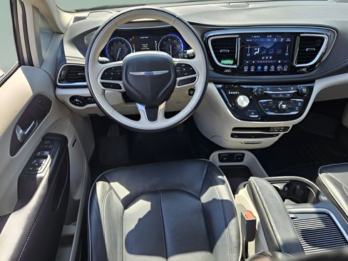 Used 2018 Chrysler Pacifica Limited FWD image 13