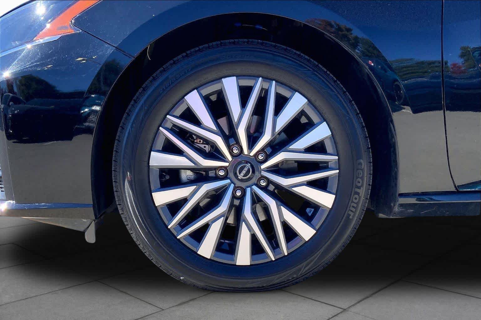 Used 2025 Nissan Altima 2.5 SV FWD image 10