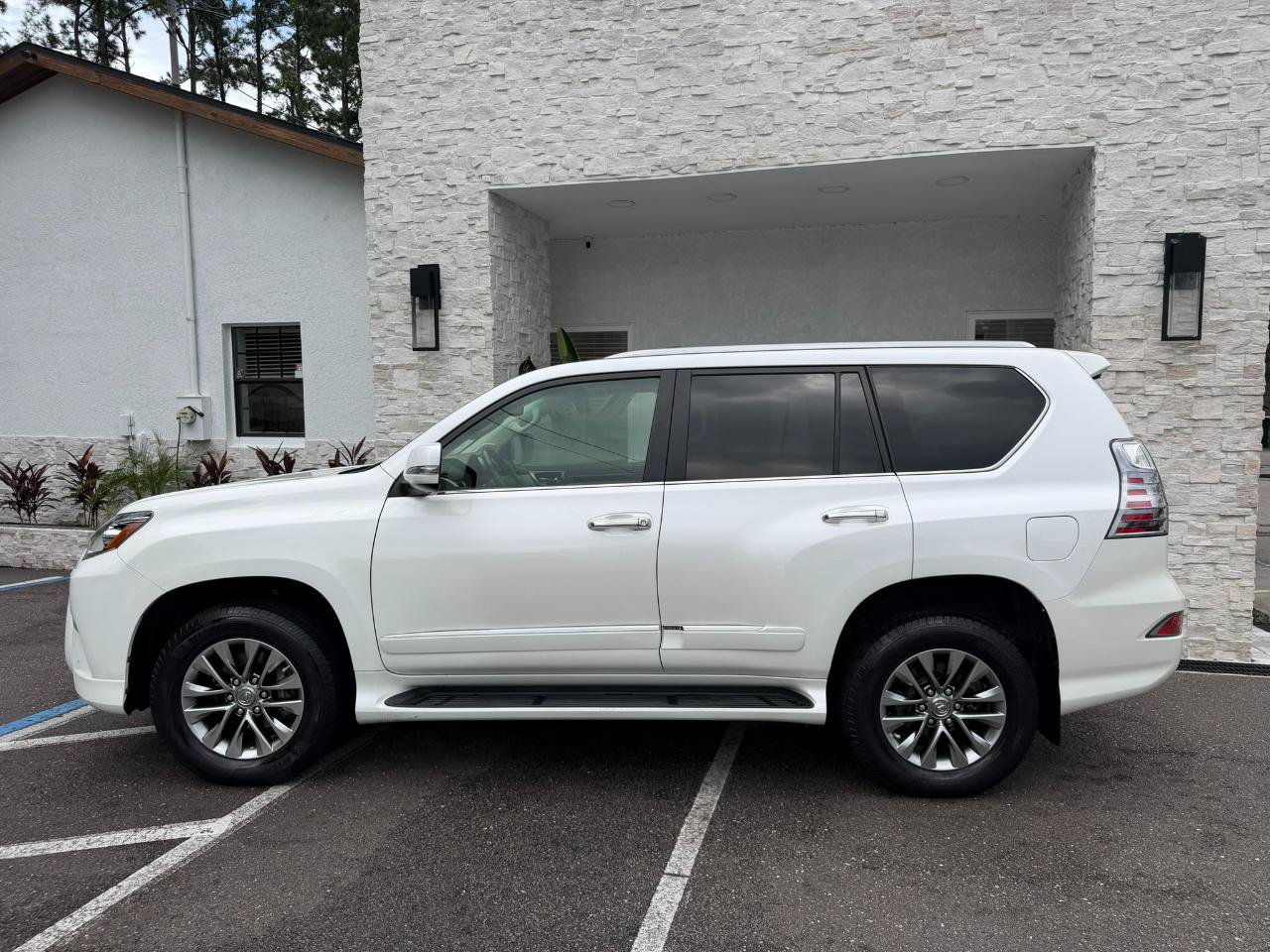 Used 2017 Lexus GX 460 Luxury w/ Preferred Accessory Package AWD/4WD image 2