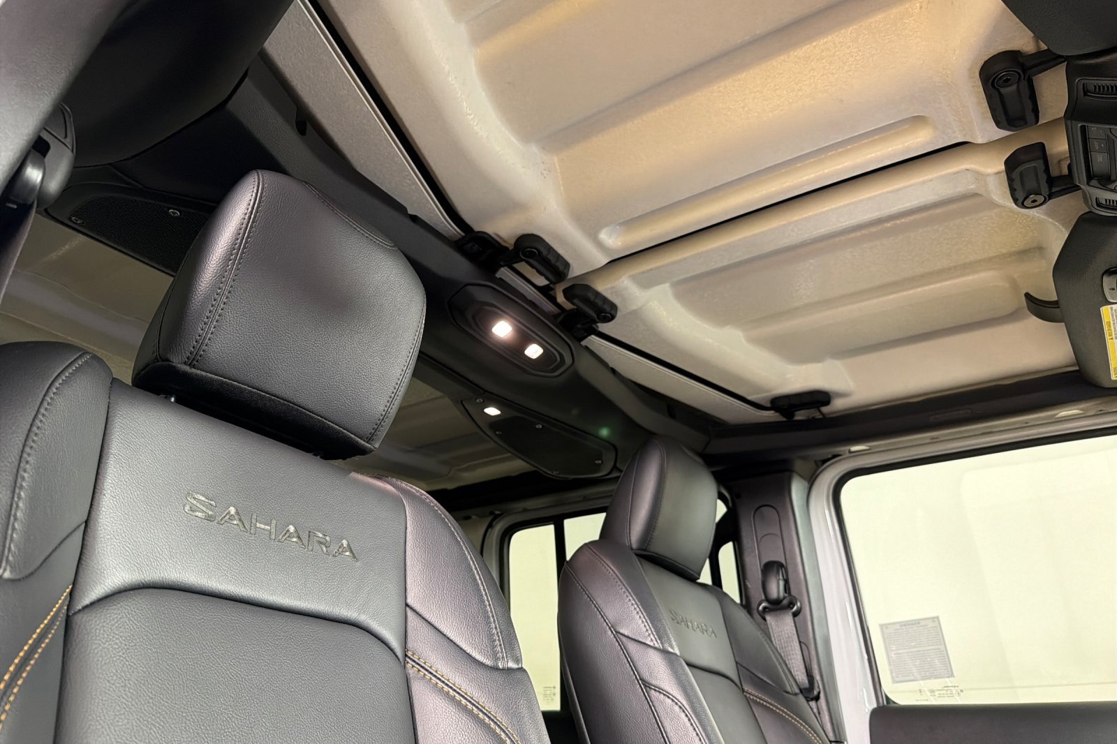 Used 2024 Jeep Wrangler Unlimited Sahara w/ Technology Group AWD/4WD image 16