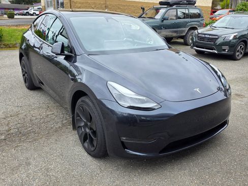 Used 2024 Tesla Model Y Long Range AWD/4WD image 3