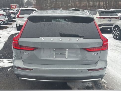 Used 2025 Volvo V60 B5 Cross Country Plus image 6