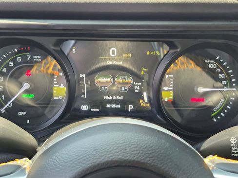 Used 2024 Jeep Wrangler Unlimited Sahara AWD/4WD image 18