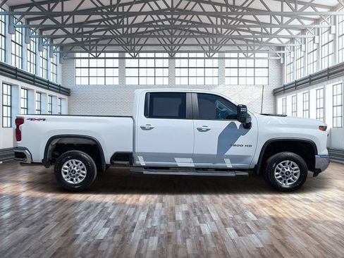 Used 2024 Chevrolet Silverado 2500 LT AWD/4WD image 2