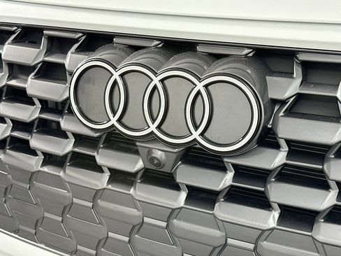 Used 2025 Audi Q5 Premium w/ Convenience Package image 15