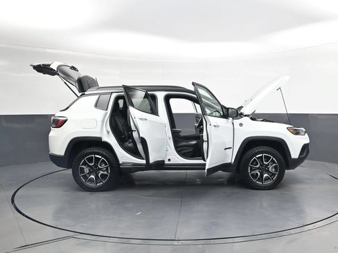 Used 2025 Jeep Compass Trailhawk w/ Trailhawk Convenience Group AWD/4WD image 52
