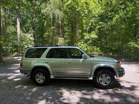 Used 2001 Toyota 4Runner SR5 AWD/4WD image 8