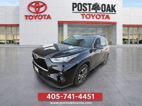 Used 2020 Toyota Highlander XLE FWD image 2