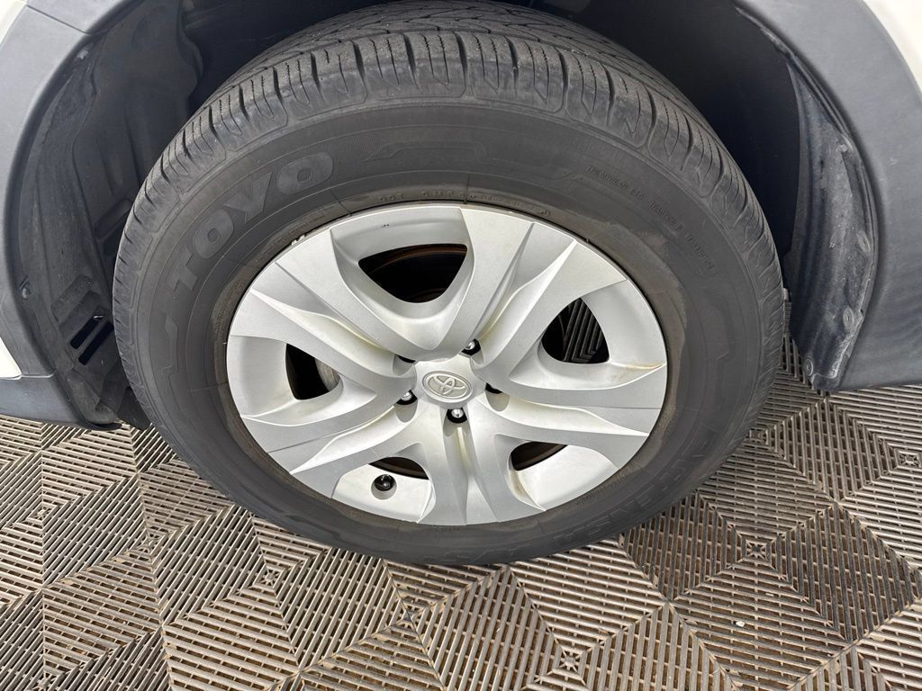 Used 2015 Toyota RAV4 LE AWD/4WD image 30