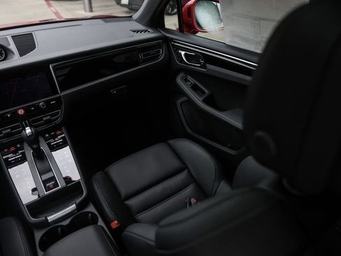 Certified 2025 Porsche Macan AWD/4WD image 35