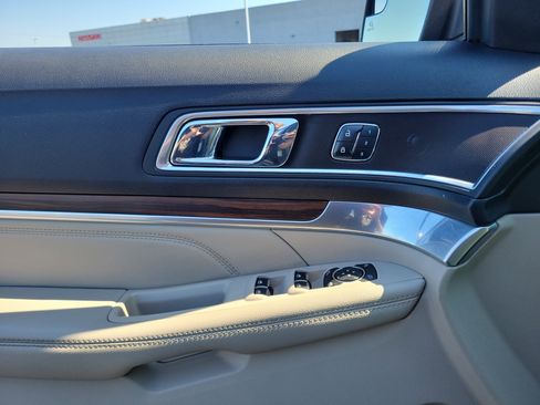 Used 2018 Ford Explorer Limited image 17