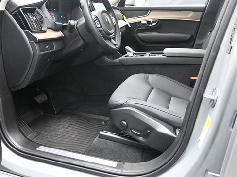 Used 2025 Volvo XC90 B6 Core w/ Protection Package image 17