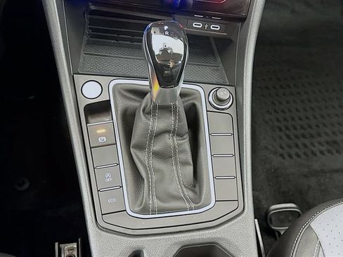 Used 2025 Volkswagen Jetta SE FWD image 25