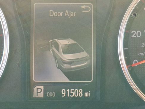 Used 2017 Toyota Camry SE image 4