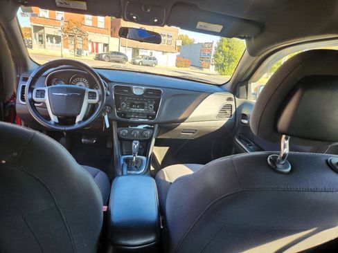 Used 2013 Chrysler 200 Touring FWD image 4