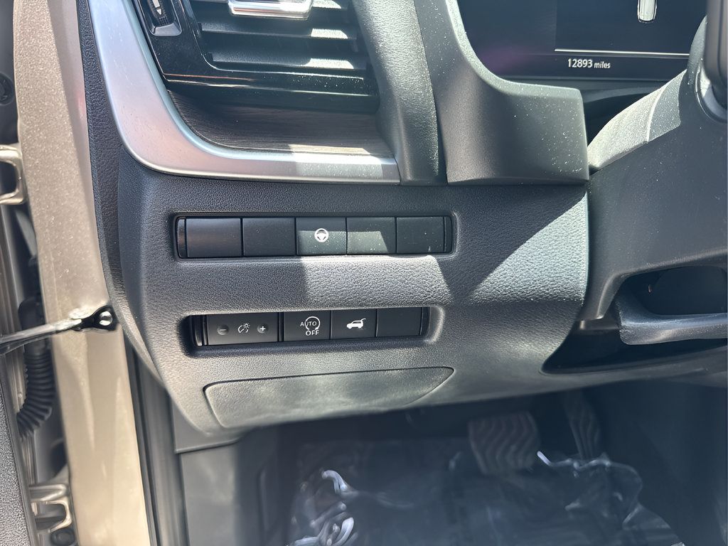 Used 2024 Nissan Rogue Platinum FWD image 17
